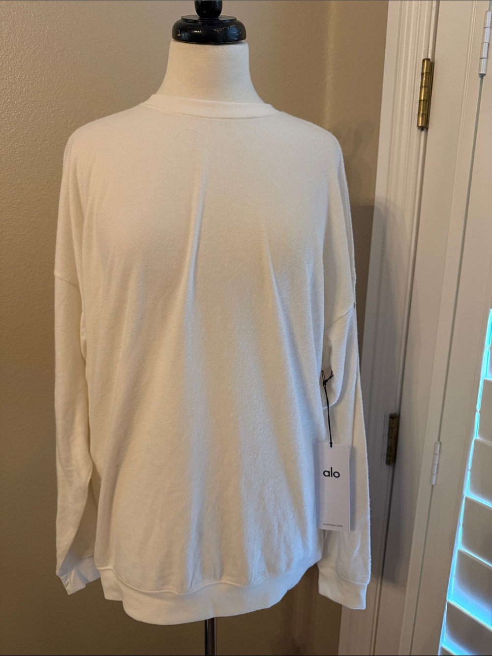 ALO Yoga Cream Long Sleeve Pullover Top